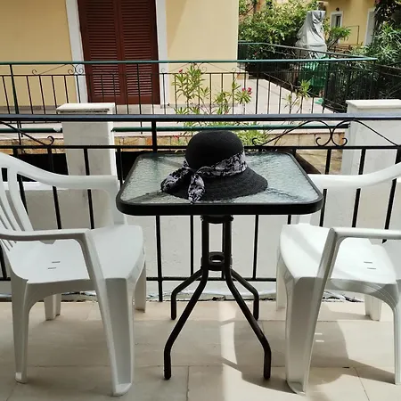 Nikos 3 Apartment *